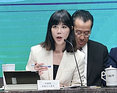 PD
韌性特別預算公布　1個月內啟動普發現金
行政院發言人李慧芝（前）11日主持行政院會後記者
會，轉述院長卓榮泰會中表示，普發現金編列新台幣
2360億元，請財政部與各部會提早準備執行計畫，方
便民眾領取、杜絕詐欺，務必要在特別預算公布1個
月內啟動現金發放程序，使全民受惠。
中央社記者張皓安攝 114年9月11日
