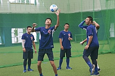 U18世界盃棒球賽台灣隊晉級超級循環賽，11日首戰將與戰績同為1勝1敗的韓國隊交手，球員們在賽前以
足球熱身，訓練彼此默契。
