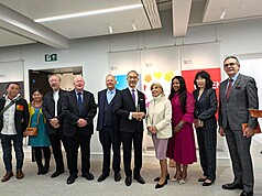 駐英國代表處搬遷至新館舍，10日開幕，駐英代表姚金祥（右5）、副代表江雅綺（右2）、特展「看見台灣」設計展策展人林磐聳（左3）、常設公共藝術作品創作人蔡筱淇（左2）與吉川公野（左1），以及迪蘇沙女爵（右4）、里納德男爵（左5）等英國政要合影。
