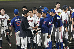 U18世界盃棒球賽台灣隊複賽首戰11日迎戰韓國隊，台灣開賽時守備有狀況，讓韓國抓到機會攻下4分，台灣僅在5局時追回1分，終場以1比8吞敗，賽後雙方球員互相致意。