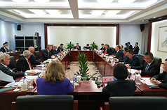 英國新任商業暨貿易大臣凱爾10日在北京與中國商務部部長王文濤共同主持近7年來首場英中聯合經濟貿易委員會（JETCO）會議。（英國商業暨貿易部提供）