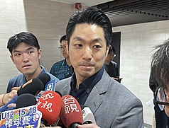 2025台北上海城市論壇輪到上海方舉辦，傳出台北市長蔣萬安將在25日率團出訪上海3天參與，蔣萬安
(中)12日被媒體堵訪問及此事，未直接證實，僅表示已送件給中央審查。
