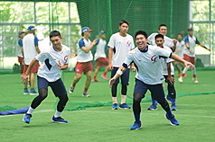 U18世界盃棒球賽台灣隊想要拚4強門票，12日與波多黎各比賽須全力搶下。圖為台灣隊選手張乙安(前右)與吳承皓(前左)等賽前熱身。