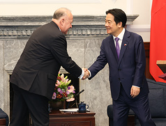 PD
賴總統接受巴拉圭大使呈遞到任國書（2）
總統賴清德（右）12日在總統府接受巴拉圭共和國新
任駐台特命全權大使費拉迪加（Dario Filartiga Ruiz 
Diaz，另譯傅達耀）（左）呈遞到任國書，兩人握手
致意。
中央社記者謝佳璋攝  114年9月12日
