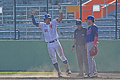 U18世界盃棒球賽台灣隊12日複賽第2戰與波多黎各交手，陳世展先發7局表現完美，兩隊正規7局打完僵持不下，延長賽9局下靠著李楷棋再見安以1比0搶勝、保有4強機會。