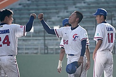 U18世界盃棒球賽台灣隊12日與波多黎各的關鍵一戰一路打到延長賽，台灣後援投手賴謙凡（右2）8局登
板，投2局成功壓制對手，終場台灣以1比0氣走波多黎各，賴謙凡與隊友開心慶祝。
