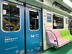 114年國慶晚會10月9日將在台中市文心森林公園圓滿戶外劇場登場，台中捷運公司推出國慶彩繪車廂，以雙十國慶主視覺設計為核心，並融入流動梅花造型，象徵堅毅與希望。（台中捷運公司提供）
