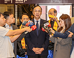國民黨主席朱立倫(中)13日出席2025年乙巳中元普渡祭祖護國息災祈福超薦繫念法會，會前接受媒體聯訪。