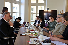 文化部長李遠(右2)參訪捷克國家文學館，與館長史戴力克(Michal Stehlik)(左1)就國立層級文學館國際合作等面向進行交流。(文化部提供)

