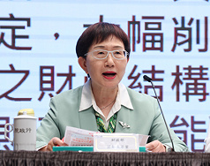行政院13日舉行「財劃法事權分配中央地方溝通行政院說明記者會」，財政部長莊翠雲出席。
