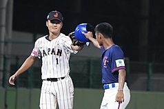 U18世界盃棒球賽台灣隊超級循環賽最終戰13日以1比9不敵日本隊吞敗，賽後台灣選手帕蘇拉．塔基斯利尼安（Pasula Takislinian）（右）與日本選手阿部葉太
（左）互相致意。