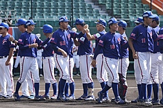 U18世界盃棒球賽台灣季軍戰14日與韓國交手，台灣選手在賽前互相擊掌打氣。
