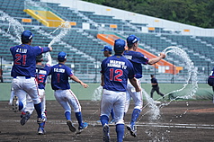 U18世界盃棒球賽季軍戰台灣與韓國交手戰況激烈，台灣隊5局上攻下2分，7局上平手時江庭毅適時安打超前比數，雖有爭議判決但沒受到太大影響，終場以3比2奪下季軍。賽後台灣球員開心衝進球場灑水慶
祝。
