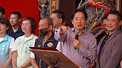 總統賴清德(右二)14日上午前往彰化溪湖鎮福安宮參拜，並向當地民眾說明他的施政基調。