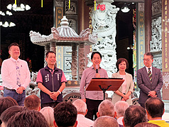 總統賴清德（中）14日下午到台中水景福隆宮參香祈福及國政宣講。