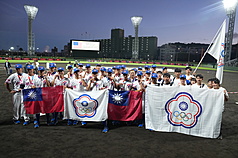 LF
U18世界盃　台灣奪季軍
U18世界盃棒球賽14日在日本沖繩落幕，台灣擊敗韓
國、抱回季軍，頒獎典禮後，選手們與隊職員合影留
念。
中央社記者徐肇昌沖繩攝　114年9月14日
