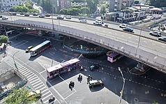台北市公館圓環拆除及地下道填平工程15日迎來第一個上班日，上午上班尖峰時間，號誌有監控，車流大致順暢。