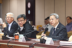 經濟部16日舉行媒體茶敘，部長龔明鑫（右）率台電董事長曾文生（中）、中油董事長方振仁（左）等相
關單位主管出席回應媒體提問。