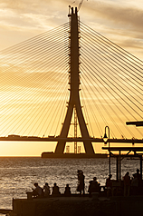 TD
攝影愛好者拍攝淡江大橋與夕陽
淡江大橋預計民國115年5月完工通車，將連結新北市
淡水、八里兩地，橋梁之美融入淡江夕照，預期將成
新地景。許多攝影愛好者16日在淡水老街一帶聚集拍
攝施工中大橋與夕陽美景。
中央社記者趙世勳攝  114年9月16日
