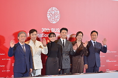 「徵人啟弒」導演朴贊郁（左1）、演員李炳憲（左2）、孫藝真（左3）、朴喜洵（右3）、廉惠蘭（右
2）、李成民（右1）17日出席釜山影展開幕片記者會。
