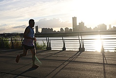 圖為台北大稻埕碼頭慢跑民眾。資料照。