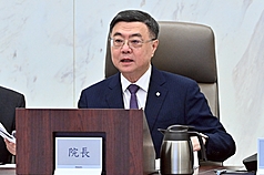 行政院長卓榮泰（圖）17日主持「行政院性別平等會
第33次委員會議」時表示，請勞動部在保護台灣勞工
就業機會、兼顧幼兒照顧托育品質與減輕家庭照護負
擔等前提下，審慎研議外籍幫傭放寬政策。
（行政院提供）