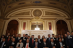 台灣農產品訪問團17日在美國國會山莊與美方業者簽署意向書。