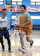 運動部長李洋（右）19日在2025新聞盃籃球賽領軍出征，親自穿起球衣下場比賽、帥氣上籃得分，也用自身例子鼓勵大家一起運動同樂。（新聞盃籃球賽提供）
