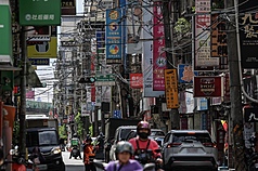 電價費率審議會19日決議，先前連4漲的產業電價這
次凍漲；民生電價則微調各級距單價，影響逾1400萬
戶，整體平均調幅0.71%。圖為新北市汐止區一處街
道。
