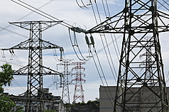 圖為新北市汐止超高壓變電所周邊高壓電塔。
