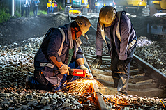 交通部致力花東鐵路雙軌電氣化，鐵道局19日表示，9日跨10日夜間已將康樂至知本間東正線切換至
西正線，將拆除東正線舊路線，改善老舊橋梁等基礎並重新鋪設軌道，成為新設東正線，進而完成此路段雙軌化工作。（鐵道局提供）