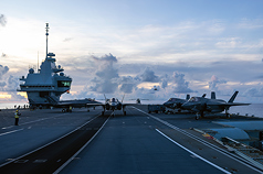 正在印太區域活動的英國航艦打擊群20日在穿越南海後，訪問新加坡。（英國國防部提供）
