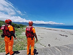颱風樺加沙增為強颱，為避免民眾颱風期間前往海岸觀浪發生危險事件，台東縣政府21日下午已公告劃設管制區，海巡署東部分署透過機動巡查與即時勸導方式維護安全。（海巡署東部分署提供）