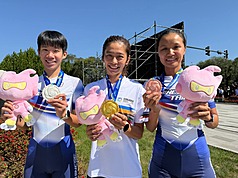 2025世界競速溜冰錦標賽在中國舉行，21日進入最後一天賽事，台灣選手在女子馬拉松項目包辦前4名，其中劉懿萱（中）勇奪金牌，隊友施沛妤（左）摘下銀牌、李孟竹（右）獲得銅牌。（教練王伯孚提供）