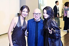 第30屆釜山國際電影節登場，舒淇（右）帶著首次執導電影「女孩」主演9m88（左）出席台灣之夜，與導演蔡明亮（中）相見歡。
