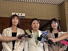 立法院新會期開議，行政院長卓榮泰22日邀財政、教育及文化委員會黨籍立委進行第2場行政立法會議，聚焦財劃法與優先法案。包括民進黨立委張雅琳（左）、范雲（中）與行政院發言人李慧芝（右）會
後接受媒體聯訪。
