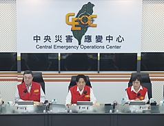 颱風樺加沙襲台，22日中午暴風圈觸及恆春半島陸地，總統賴清德（中）下午偕同行政院長卓榮泰（左）視察中央災害應變中心。右為內政部長劉世芳。
