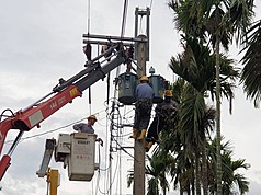 LG
屏東受颱風影響停電　台電搶修
颱風樺加沙暴風圈觸及屏東，一度有1700戶停電，台
電屏東區處全力搶修，陸續復電中。
（台電屏東區處提供）
中央社記者李卉婷傳真　114年9月22日
