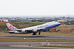 颱風樺加沙持續朝西北西前進，桃園國際機場公司統計，截至22日下午6時，有17航班因強側風取消，含
客運航班14架次及貨運航班3架次。圖為日前從桃園機場起飛的中華航空貨機。