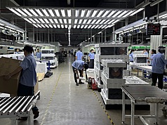 美國與越南達成進口商品20%關稅協議，他國轉運商品恐課40%關稅。整體台商都正積極應對，包括分散
原物料供應，同時推動自動化等技術轉型，增加競爭力。圖為越南北寧的台灣音響製造企業。