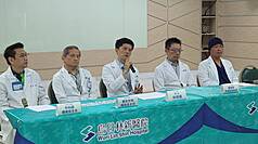 邵姓義務役男22日在台中成功嶺營區執行步槍射擊訓練時，不明原因擊發致左臉嚴重碎裂送醫。收治邵姓役男的烏日林新醫院23日上午召開記者會，由院長林明輝（中）說明。