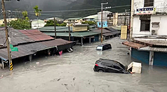 花蓮馬太鞍溪堰塞湖23日下午溢流致災，光復鄉淹水
災情慘重，水深一度高達近1層樓，路上不少車輛泡
水，多人受困，街道彷彿成了河道。（民眾提供）