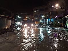 花蓮馬太鞍溪堰塞湖溢流造成光復地區淹水災情，23
日晚間淹水漸退，但市區街道到處都是淤泥，目前縣
府已調度人力機具展開清理。
（花蓮縣政府提供）
