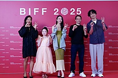 「左撇子女孩」導演鄒時擎（左起）與演員葉子綺、馬士媛、編劇西恩．貝克、演員黃鐙輝22日出席釜山影展首映。