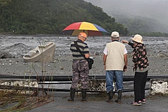 花蓮縣馬太鞍溪堰塞湖23日下午2時50分溢流，洪峰
在半小時後抵達下游馬太鞍溪橋，造成橋面遭沖毀，
橋墩結構等被沖到溪邊。