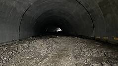 受到連日降雨影響，南橫公路台東端向陽至初來段多處坍方及土石流，彩霞隧道灌入泥漿與土石，整個路段預計25日傍晚搶通。（關山工務段提供）

