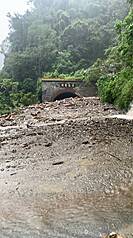 受連日降雨影響，南橫公路台東端向陽至初來段多處坍方及土石流，彩霞隧道灌入泥漿土石，整個路段預計25日傍晚搶通。（關山工務段提供）
