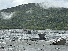 花蓮馬太鞍溪堰塞湖23日下午溢流，洪流挾帶大量土石沖刷，下游馬太鞍溪橋被沖毀，目前只看得到橋墩。

