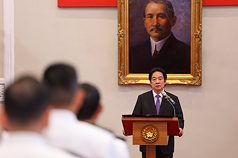 總統賴清德（後右）24日上午在總統府主持中華民國114年10月份將官晉任授階典禮，賴總統致詞勉勵晉任將官。
