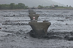 花蓮縣馬太鞍溪堰塞湖溢堤，大量洪水沖斷馬太鞍溪橋。圖為24日上午陣雨不斷，馬太鞍溪泥水滾滾。
